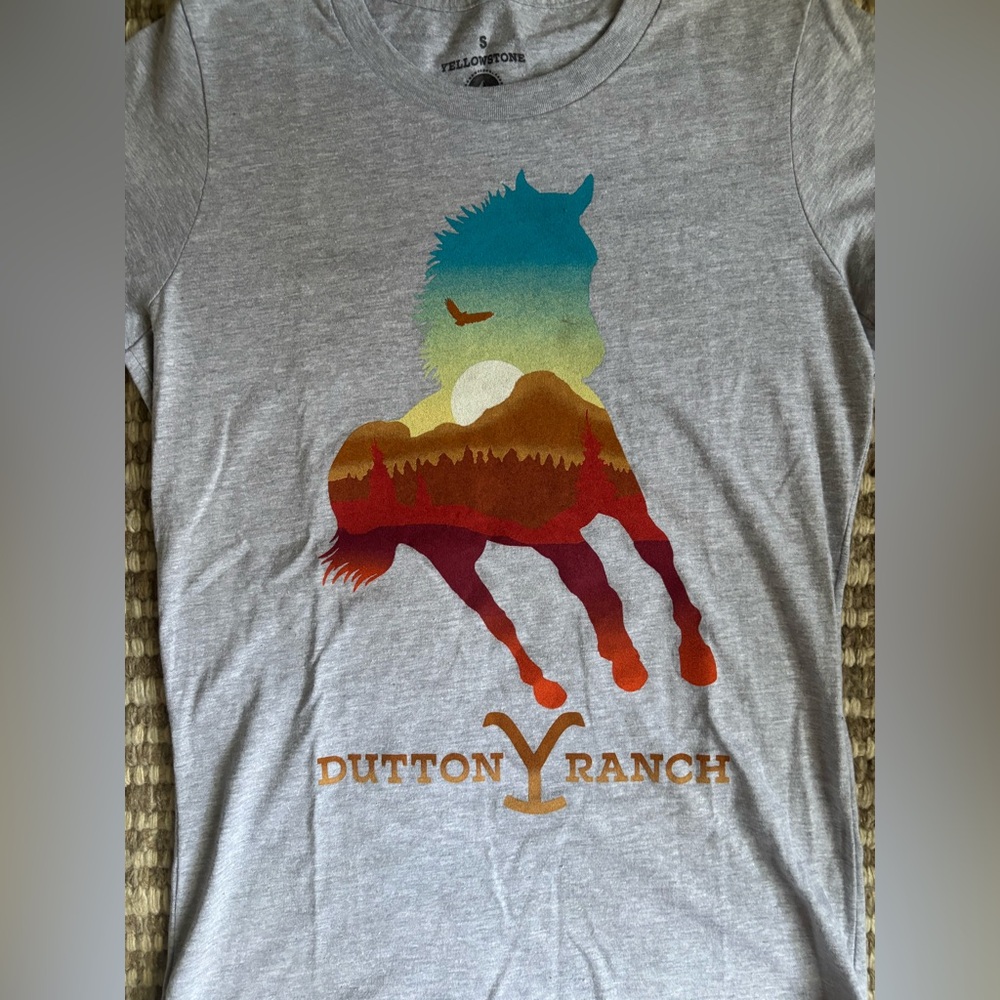Gray Yellowstone Dutton Ranch Horse Graphic Tee NWOT SMALL